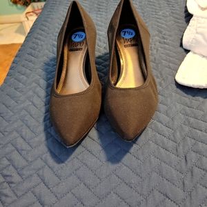 Pointy toe black stretch Impo pumps 7.5